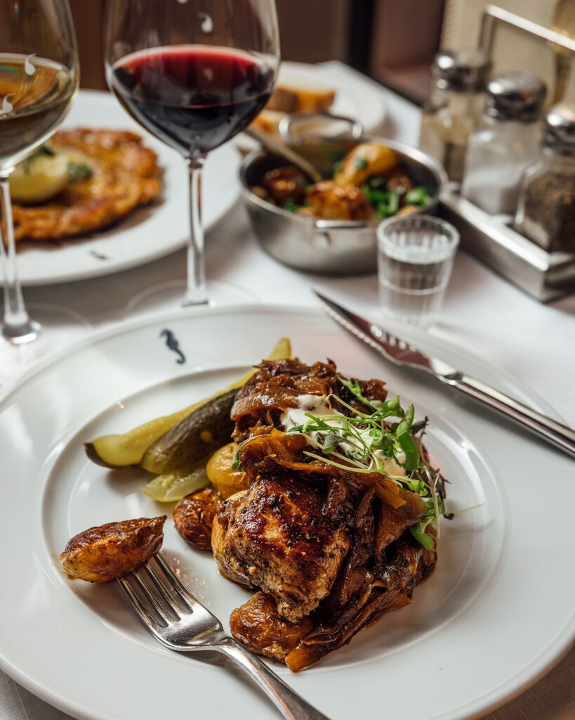 Sea Horsen Sipulipihvi ulfofileestä, karamellisoitua sipulia, smetanaa, suolakurkkuja ja paahdettuja perunoita