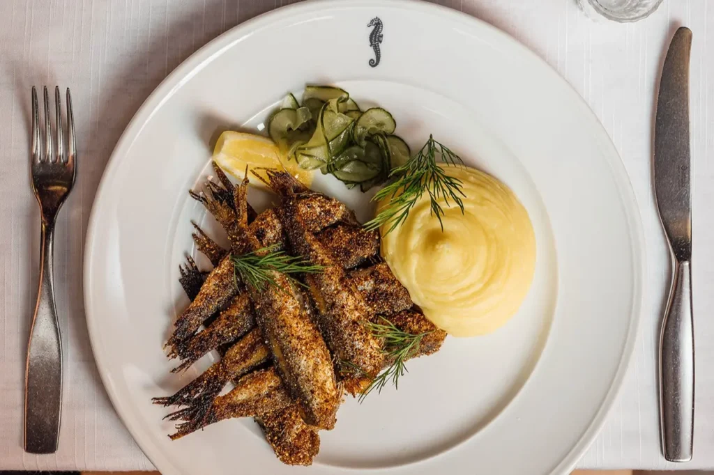 Sea Horse paistetut silakat, perunamuhennosta ja mummonkurkkuja Helsingissä Ullanlinnassa