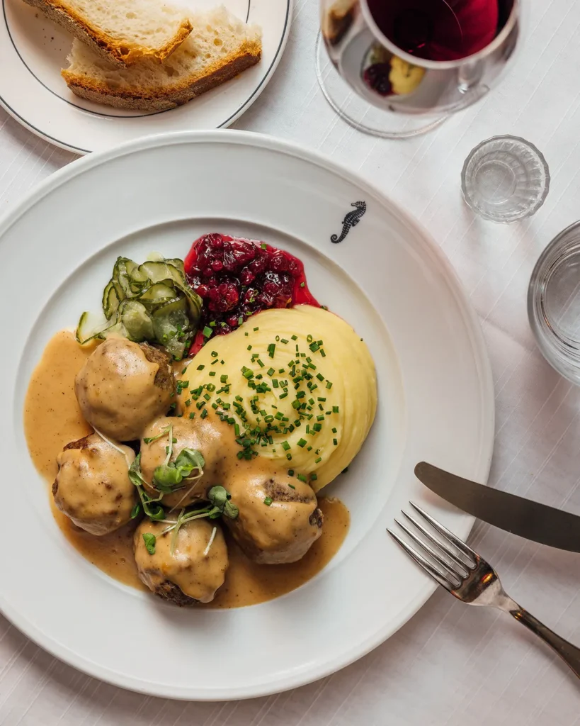 Sea Horsen perinteiset, suomalaiset lihapullat, perunamuusi, kermainen ruskea kastike Helsingin Ullanlinnassa