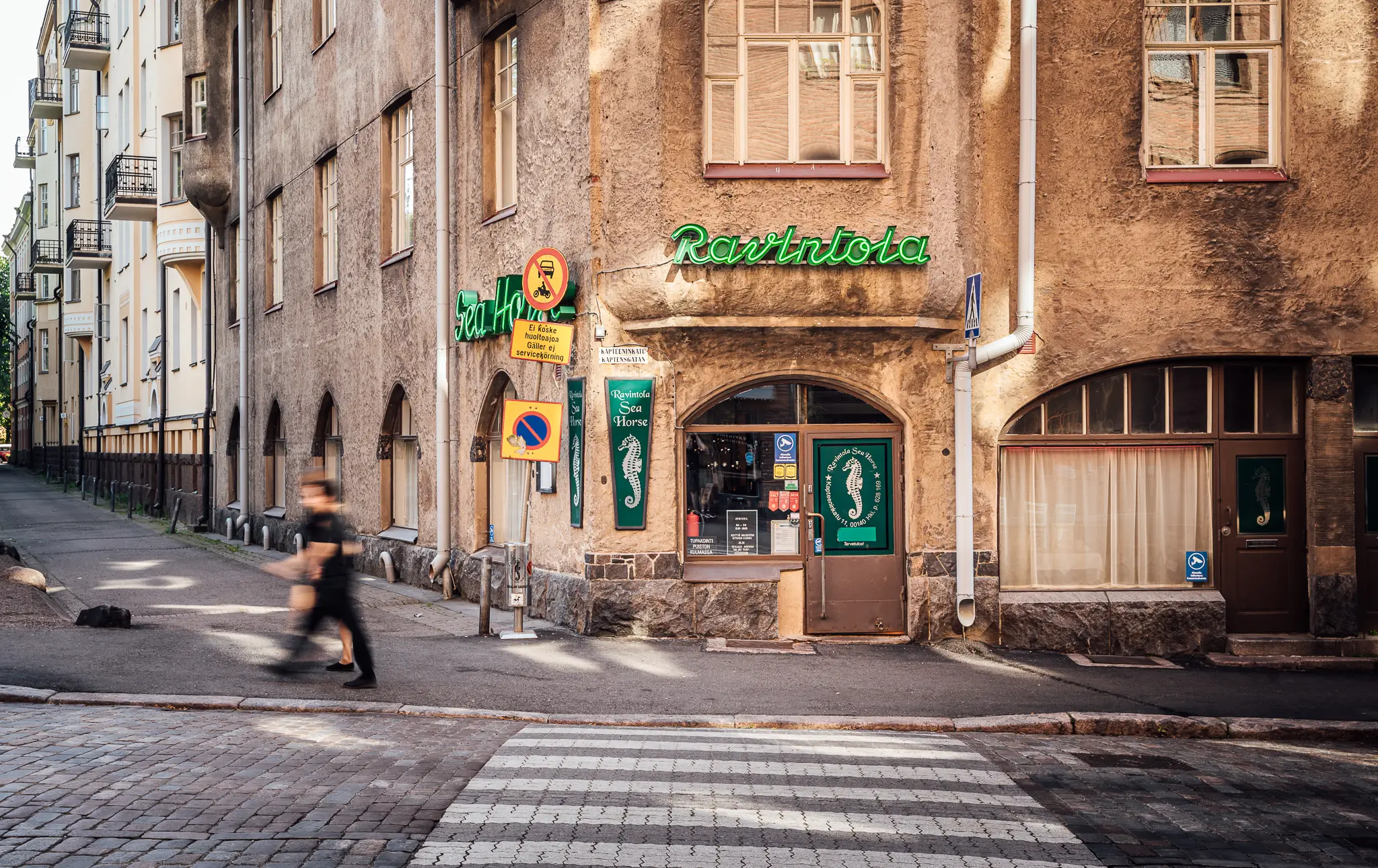 Sea Horsen edustan katunäkymä ja julkisivu Ullanlinnassa Helsingissä