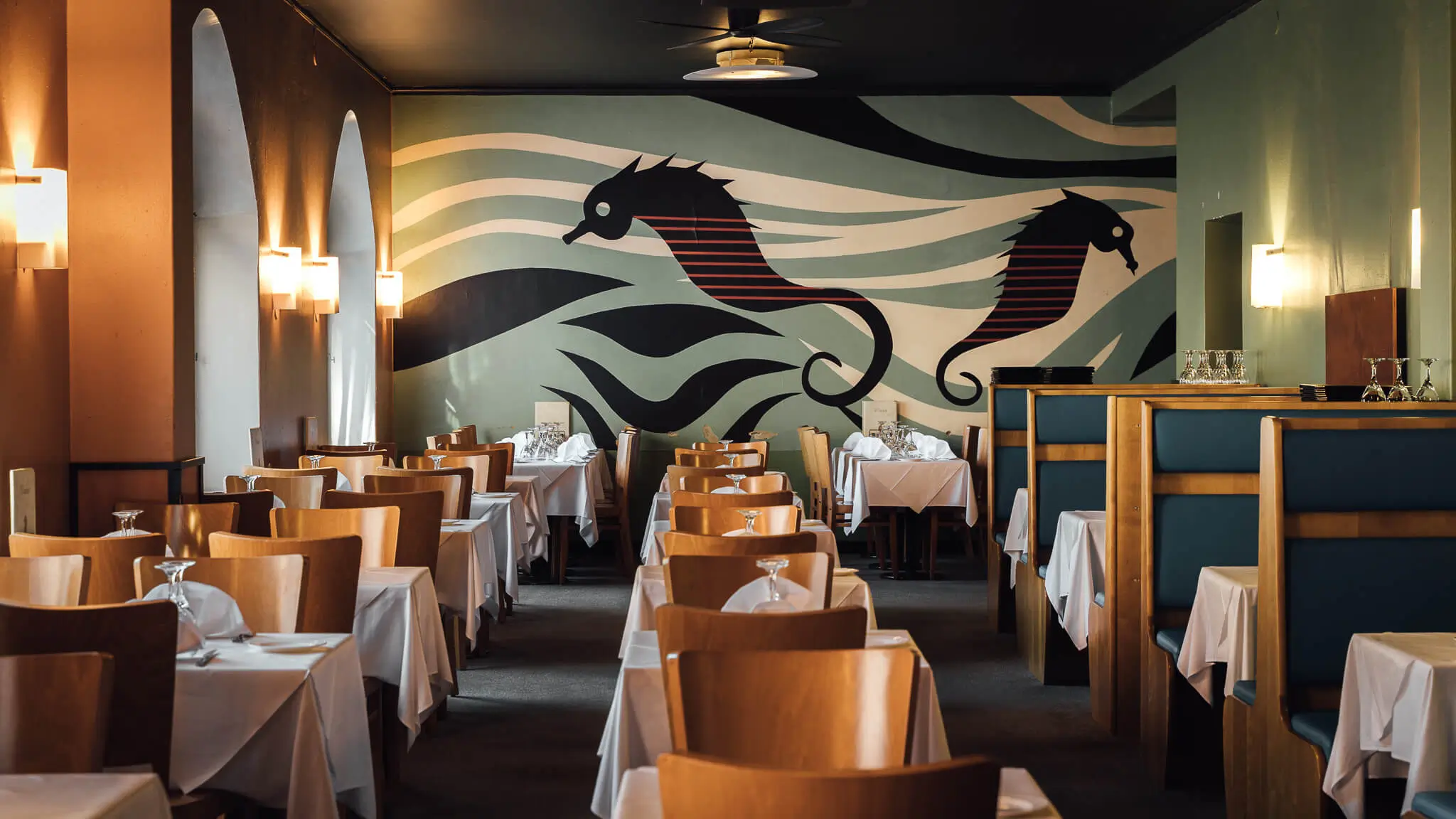 Sea Horsen ikononion merihevosmuuraali ja ravintolasalin sisustus Helsingin Ullanlinnassa