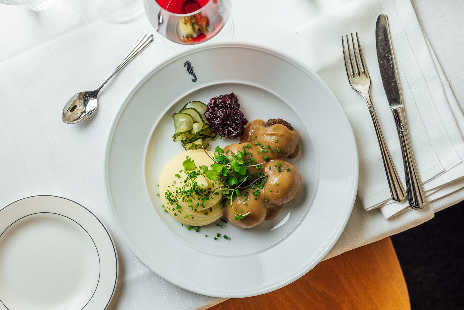 Sea Horsen perinteiset, suomalaiset lihapullat, perunamuusi, kermainen ruskea kastike Helsingin Ullanlinnassa Sea Horse’s traditional Finnish meatballs with mashed potatoes and creamy brown sauce in Ullanlinna, Helsinki